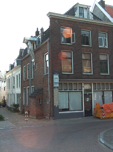 819983 Gezicht op het hoekpand Oudegracht 2 te Utrecht, vanaf de Zandbrug; links de 1e Achterstraat.N.B. Rond 1850 werd ...